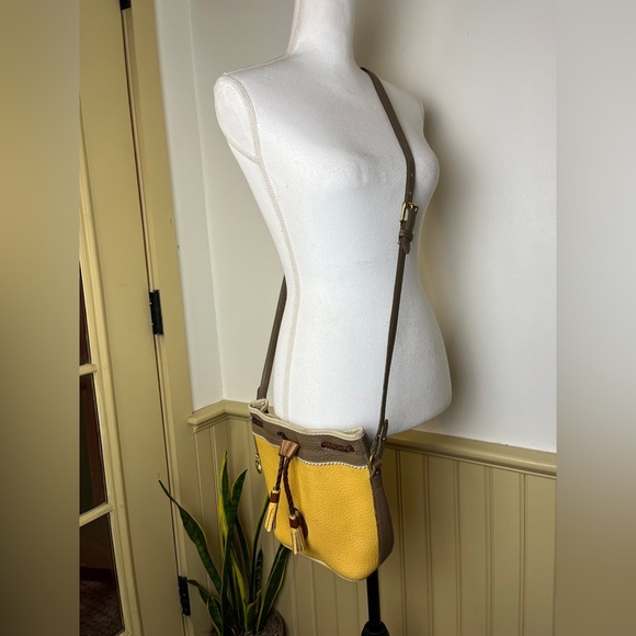 Vtg Dooney & Bourke AWL Teton Drawstring Crossbody Bucket Bag Palomino Yellow - Picture 5 of 15